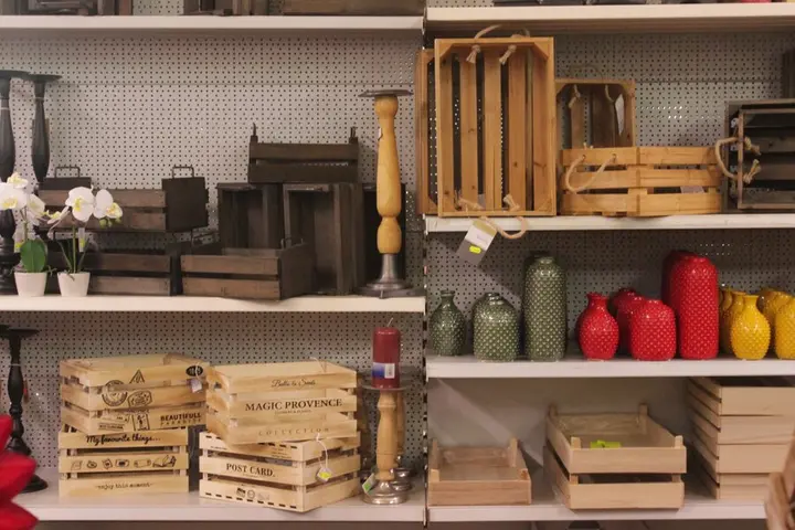 Farbige Vasen und Wohnaccessoires als Beispiel für unser Dekosortiment